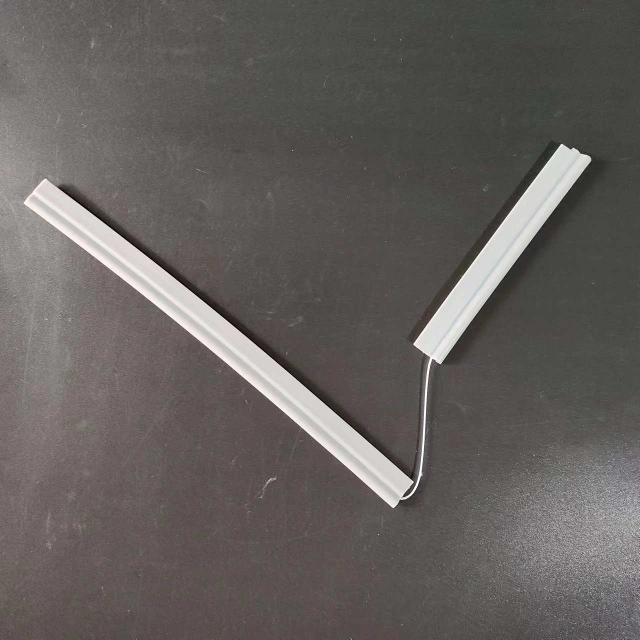 夾線矽膠密封條（tiáo）：優異性能助力工業設備密封升級